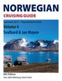 Text: "NORWEGIAN CRUISING GUIDE, Volume 4 Svalbard & Jan Mayen, 8th Edition." Bild: Hütte, Meer, Boot, Berge.