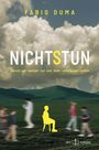 "NICHTSTUN" in großen Buchstaben, darunter "Warum wir weniger tun und mehr unterlassen sollten". Berghügel und Wolken im Hintergrund.