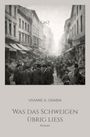Ein historisches Straßenbild mit vielen Menschen. Titel: "Was das Schweigen übrig ließ" von Viviane A. Grabik.