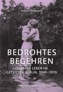 "BEDROHTES BEGEHREN: QUEERES LEBEN IM GETEILTEN BERLIN, 1945–1970" von Andrea Rottmann. Zwei Frauen, die sich küssen.