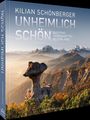 "Kilian Schönberger. Unheimlich schön. Bayerns sagenhaftes Alpenland. Landschaft mit markantem Felsen und Bergen im Hintergrund."