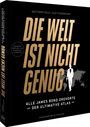 „DIE WELT IST NICHT GENUG“ in großen, goldenen Buchstaben. Schwarz-weiße Figur neben Weltkarte.
