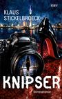 "Klaus Stickelbroeck, KNIPSER, Kriminalroman. Eine Kamera und ein schwarzer High Heel vor nächtlichem Skyline-Hintergrund."