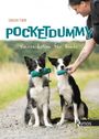 "Pocketdummy: Nasen-Action für Hunde." Zwei Hunde halten Spielzeug und eine Person interagiert freundlich mit ihnen.