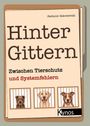 "Hinter Gittern: Zwischen Tierschutz und Systemfehlern" von Stefanie Sakrzewski, mit drei Hunden hinter Gittern.