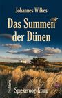 „Johannes Wilkes, Das Summen der Dünen, Spiekeroog-Krimi, Prolibris.“ Eine Dünenlandschaft mit Haus und Baum.