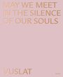 „MAY WE MEET IN THE SILENCE OF OUR SOULS“ und „VUSLAT“ in goldener Schrift auf rosa Hintergrund.