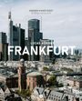 "Szenen einer Stadt. Lucas Körner. FRANKFURT." Skyline mit modernen Hochhäusern und historischem Gebäude im Vordergrund.