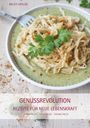 "GENUSSREVOLUTION: REZEPTE FÜR NEUE LEBENSKRAFT" steht über einer Nahaufnahme von Spaghetti auf grüner Sauce.