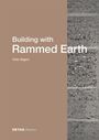 "Building with Rammed Earth" von Felix Hilgert, links. Rechts grobe Erdstruktur, oben "DETAIL Practice" in weiß.