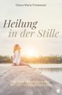 "Heilung in der Stille"; "30 Tage der Begegnung mit Gottes heilender Liebe." Frau sitzt am See bei Sonnenuntergang.