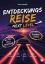 Der Text oben lautet "Entdeckungsreise Next Level". Ein Auto fährt auf einer Straße in eine farbenfrohe Landschaft.