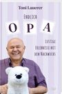 Toni Lauerer, Endlich Opa: Lustige Erlebnisse mit dem Nachwuchs. Ein Mann lächelt, hält einen weißen Plüschbären.