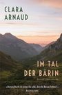 "Clara Arnaud: Im Tal der Bärin, Roman. 'Dieses Buch ist eines für alle, die die Berge lieben!' Abendzeitung." Berglandschaft bei Sonnenuntergang.