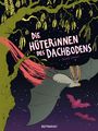 Text: "DIE HÜTERINNEN DES DACHBODENS" von Oriane Lassus. Illustration: Fledermäuse unter einem Baum bei Nacht.