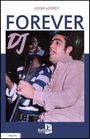 "FOREVER", "DJ". Zwei Männer singen zusammen fröhlich am Mikrofon. Unten ein Logo und "Biografie".