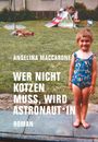 Text: "ANGELINA MACCARONE. WER NICHT KOTZEN MUSS, WIRD ASTRONAUT*IN. ROMAN." 
Ein Kind in einem bunten Badeanzug lächelt. Im Hintergrund ein Spielplatz.