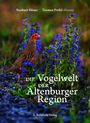 "Die Vogelwelt der Altenburger Region". Ein Rebhuhn steht zwischen blauen Blumen in einer natürlichen Umgebung.