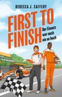Titel: FIRST TO FINISH; Untertitel: Der Einsatz war noch nie so hoch. Zwei Personen in Rennkleidung neben Wagen.