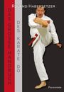 Text: Roland Habersetzer, Das grosse Handbuch des Karate Do. Ein Mann in Karate-Uniform macht einen Tritt.