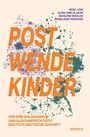 "POST WENDE KINDER. Für eine solidarische und gleichberechtigte deutsch-deutsche Zukunft. Neofelis. Herausgeber: Alma-Emilia Jahn, Marlene Mähler, Angelique Pershon." Text über buntem Spritzmuster-Hintergrund.
