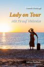 „Lady on Tour: Mit 70 auf Weltreise“ von Gunda Dinklage. Frau mit Koffer am Strand bei Sonnenuntergang. Edition Forsbach.