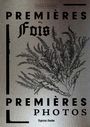 "Premières Fois Premières Photos." Illustration eines feinen, detaillierten Pflanzenzweigs als Hintergrund.