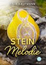 Text: "ANJA KAUFMANN", "STEIN Melodie". Gelber bemalter Stein auf verwittertem Holz.