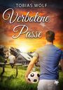 "Tobias Wolf Verbotene Pässe" steht in Weiß. Ein Mann hält einen Fußball, blickt auf eine Hütte und Berge im Sonnenuntergang.