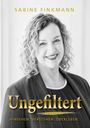 SABINE FINKMANN. Ungefiltert. Hinsehen. Verstehen. Überleben. Frau mit lockigem Haar und Anzug, lächelnd.