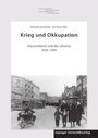 "Krieg und Okkupation: Deutschland und die Ukraine 1939–1945." Ein Schwarz-Weiß-Foto zeigt eine Straße mit Menschen und einem Motorrad.