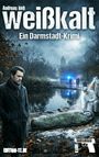 Text: "weißkalt. Ein Darmstadt-Krimi." Szene: Mann in Winterkleidung, Weg, Wald, Ermittler, Leiche am Flussufer, kalte Atmosphäre.