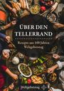 "Über den Tellerrand. Rezepte aus 100 Jahren Weltgebetstag." Ein Tisch voller bunter Speisen und Hände, die essen.