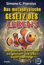 Buchtitel: "Das metaphysische Gesetz des Lebens". Ein Clownfisch schwimmt vor einem kosmischen Hintergrund.