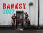Der Text "BANKSY 2027" ist in großen Buchstaben an einer weißen Wand. Darunter eine Telefonzelle und drei Detektive als Gemälde.