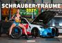 "SCHRAUBER-TRÄUME 2027" in großer Schrift. Eine Frau mit tätowiertem Oberkörper sitzt auf einem Reifen neben einem Auto.