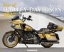 „Best of HARLEY-DAVIDSON 2027“ in gelben und weißen Buchstaben. Gold-schwarzes Motorrad seitlich dargestellt.