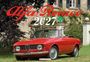 Roter Alfa Romeo, Baujahr 2027, im Freien vor einem Haus mit blühenden Pflanzen.
