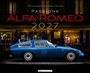 Fotografie von Andreas Goinar, Passione Alfa Romeo 2027. Ein blauer Oldtimer vor einem Café bei Nacht.