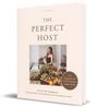 „THE PERFECT HOST“: Ein Buch von Gamze Vural über Gastgeben mit 20 Ideen. Foto einer Frau beim Dekorieren eines Buffets.