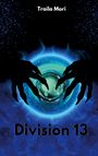 Oben steht "Traila Mori", unten "Division 13". Zwei dunkle Hände umgeben eine leuchtende, blaue Sphäre vor einem Sternenhimmel.