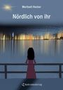 „Nördlich von ihr“, Meritxell Hecker. Eine Person steht am Wasser, beobachtet die leuchtende Skyline einer Stadt.