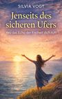 "Jenseits des sicheren Ufers" darüber ein strahlender Sonnenuntergang, Frau mit erhobenen Armen am Meer stehend.
