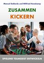 Zusammen Kickern. Spielend Teamgeist entwickeln. Eine Gruppe von Menschen spielt begeistert Tischfußball.
