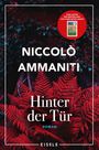Text: "NICCOLÒ AMMANITI, Hinter der Tür, Roman, EISELE." Rote Farne vor dunklem Hintergrund, mystische Atmosphäre.