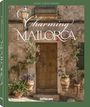 „Charming Mallorca“ von Heide Christiansen, teNeues. Ein rustikales Gebäude mit Holztür und blühenden Pflanzen.