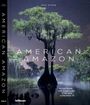 "AMERICAN AMAZON" in weißen Buchstaben, darunter ein großer Baum bei Nacht über einem nebligen Gewässer.