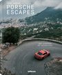 „Derk Hoberg Porsche Escapes: Über Alpenpässe und Küstenstraßen.“ Ein roter Sportwagen fährt eine Serpentine.