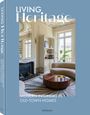 „LIVING Heritage“ und „MODERN INTERIORS IN OLD-TOWN HOMES“. Ein elegantes Wohnzimmer mit Kamin und Holztisch.