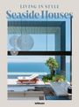 "LIVING IN STYLE - Seaside Houses" und "teNeues". Moderne Terrasse mit Meerblick, Liegestuhl und Pflanzen.